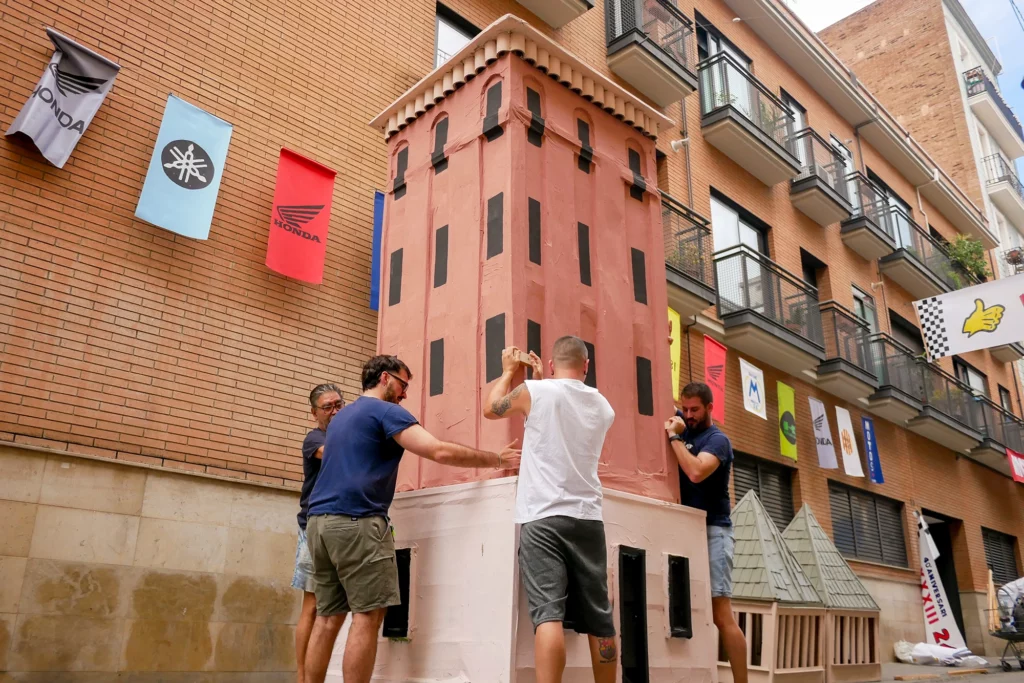 Veïns d'Alcolea de dalt col·locant el tronc d'una torre veneciana